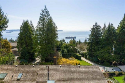Breakfast Nook Photo of 3895 Southridge Avenue, West Vancouver, BC