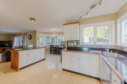 Kitchen Island Photo of 16657 78 Avenue, Surrey, BC