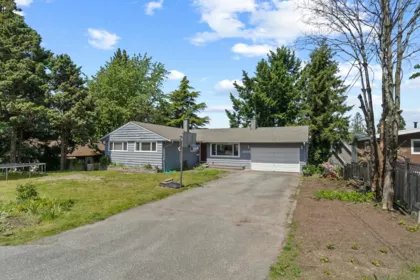 Family Room Photo of 11625 99 Avenue, Surrey, BC