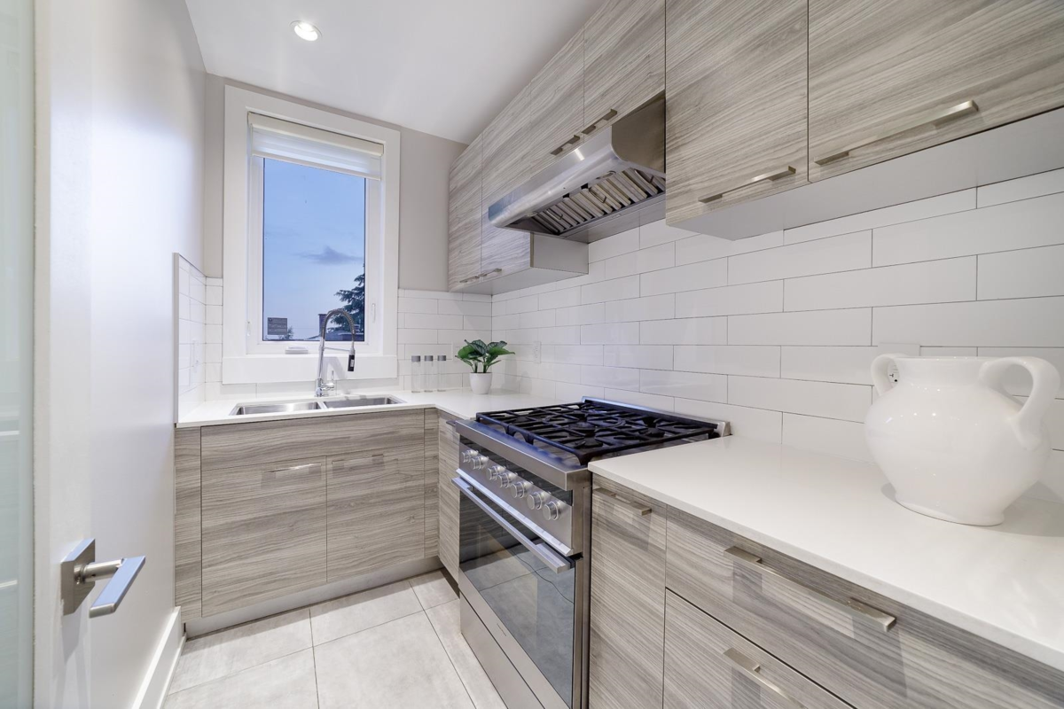 Walk-In Closet Photo of 517 Granada Crescent, North Vancouver, BC