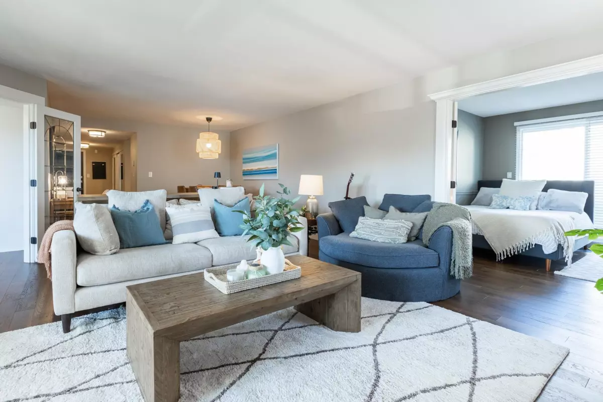 Family Room Photo of 307 15367 Buena Vista Avenue, White Rock, BC