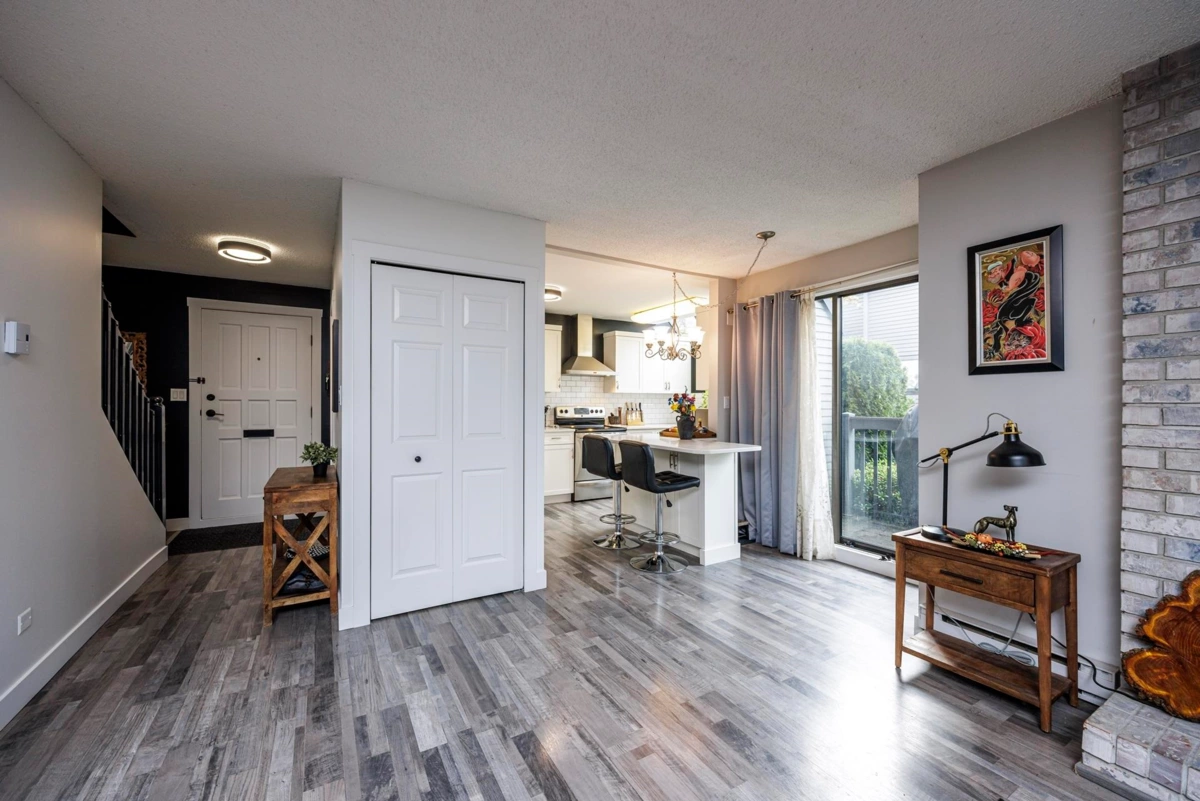 Entry Foyer Photo of 3132 Lonsdale Avenue, North Vancouver, BC