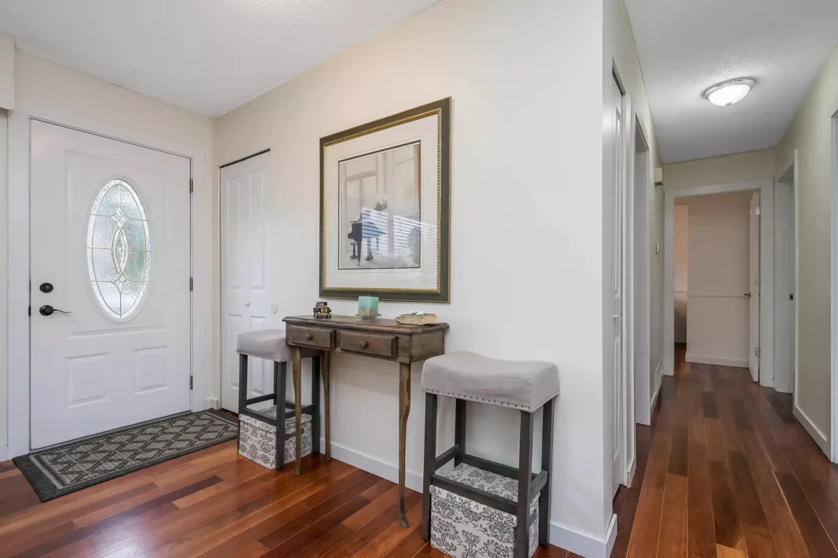 Living Room Photo of 27056 28a Avenue, Langley, BC