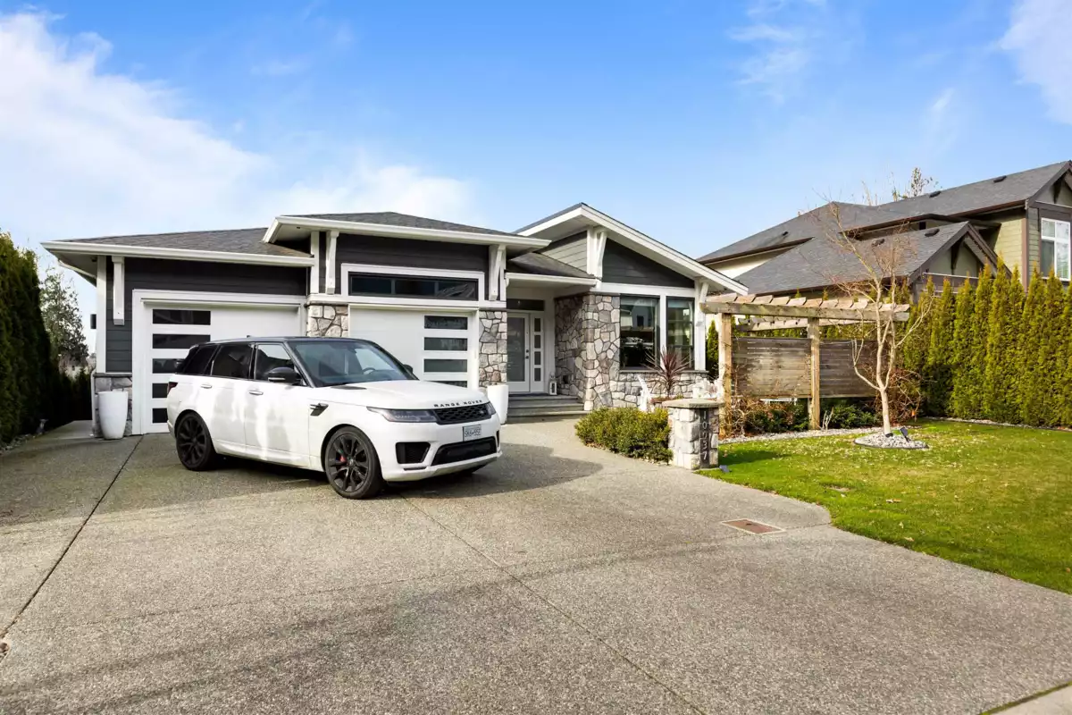 Living Room Photo of 10037 Magnolia Place, Rosedale, BC