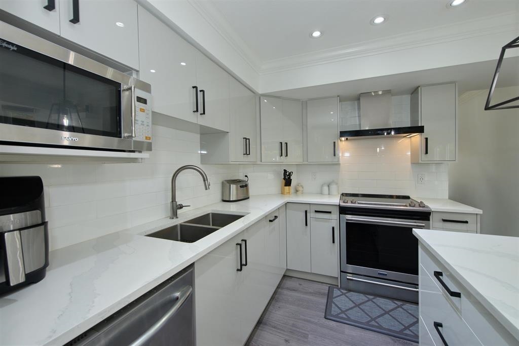 Mudroom Photo of 6049 133a Street, Surrey, BC