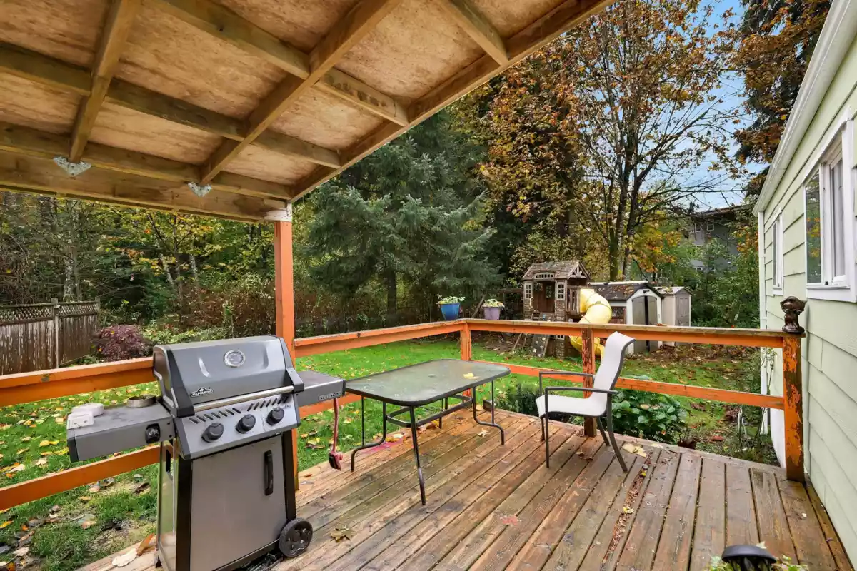 Guest Bathroom Photo of 8 39884 Government Road, Squamish, BC