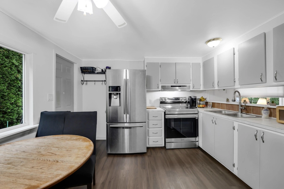 Kitchen Island Photo of 8 39884 Government Road, Squamish, BC