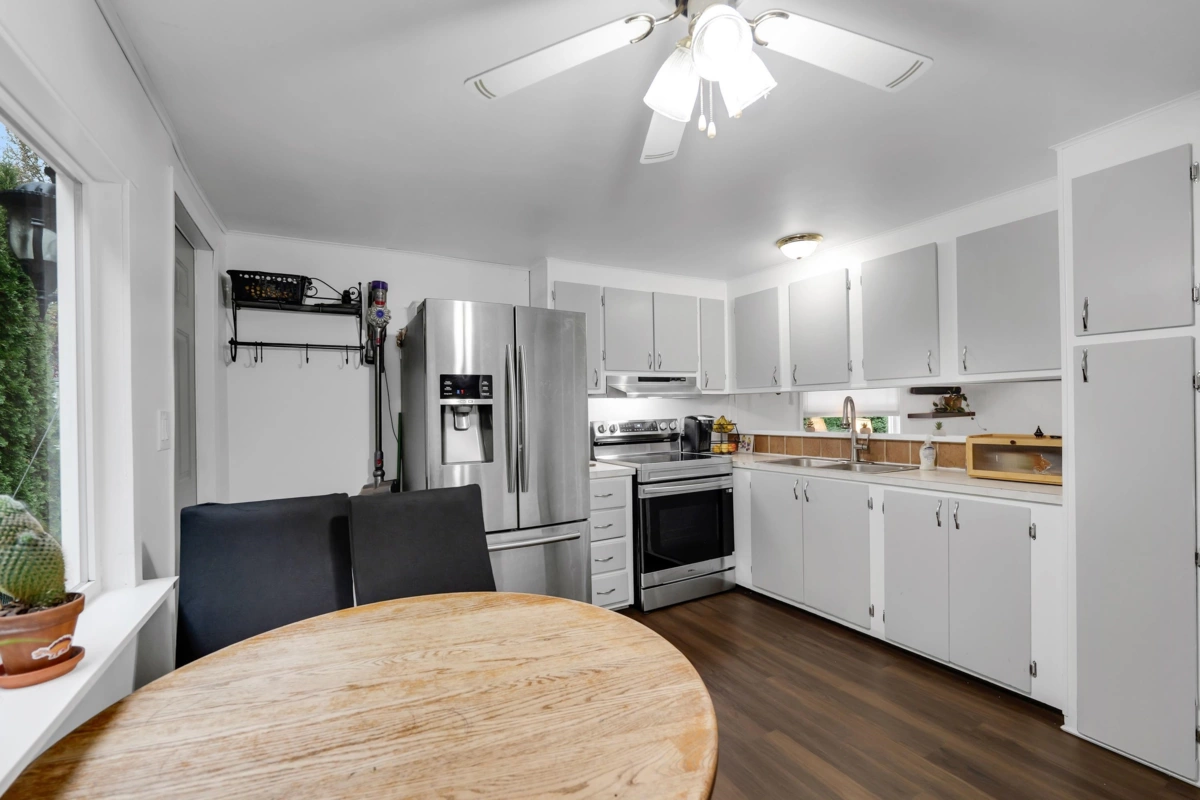 Kitchen Photo of 8 39884 Government Road, Squamish, BC