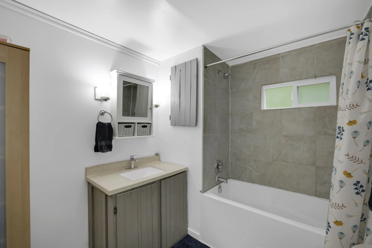 Primary Bathroom Photo of 8 39884 Government Road, Squamish, BC