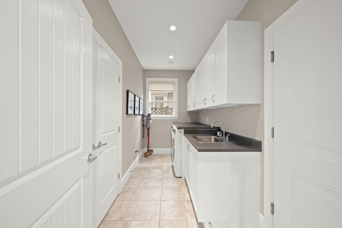 Hallway Photo of 7860 Eperson Road, Richmond, BC