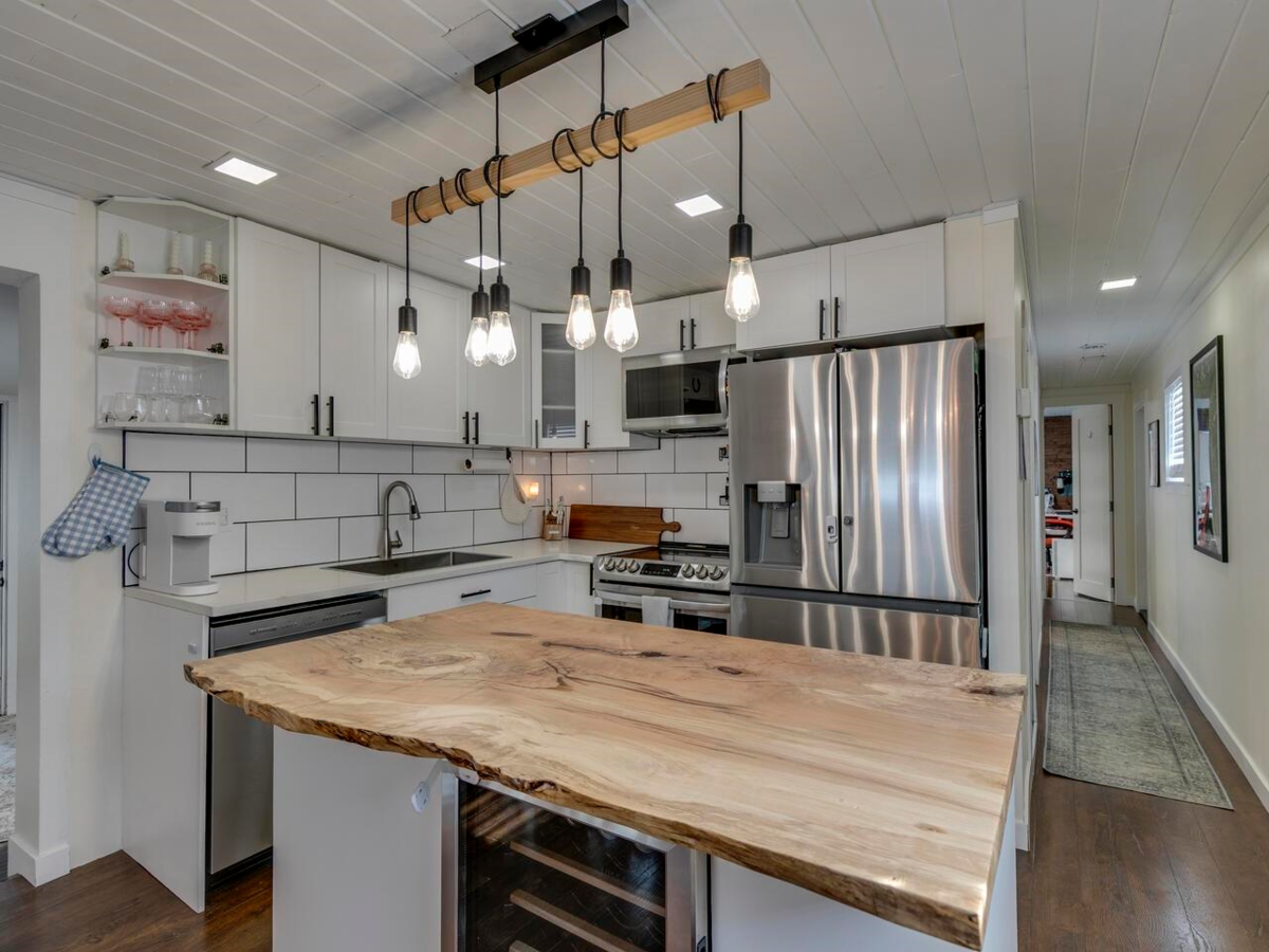 Breakfast Nook Photo of 4 39768 Government Road, Squamish, BC