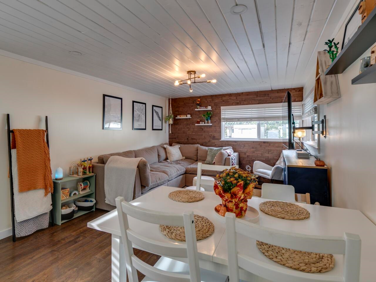 Kitchen Island Photo of 4 39768 Government Road, Squamish, BC