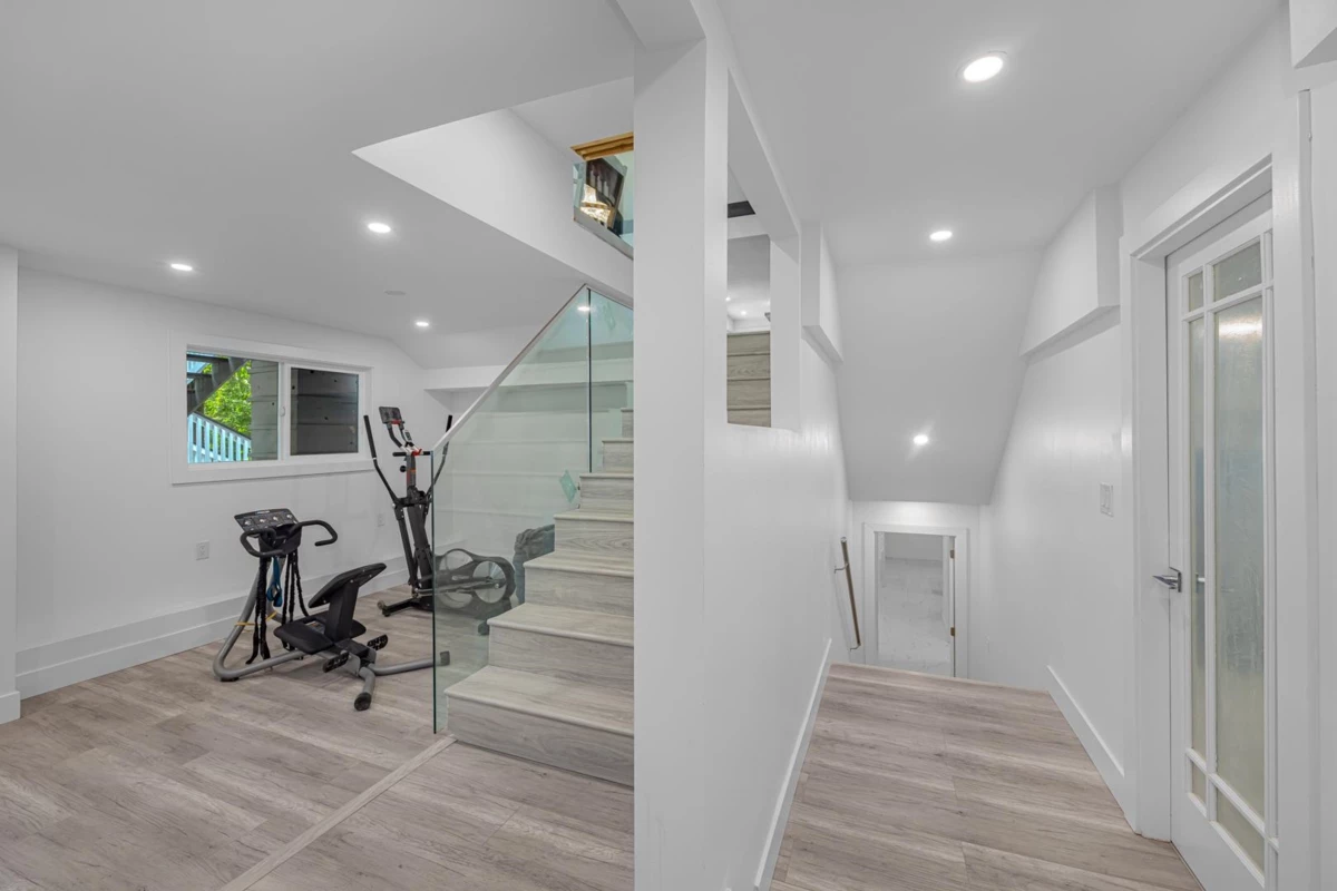 Hallway Photo of 4621 Caulfeild Drive, West Vancouver, BC