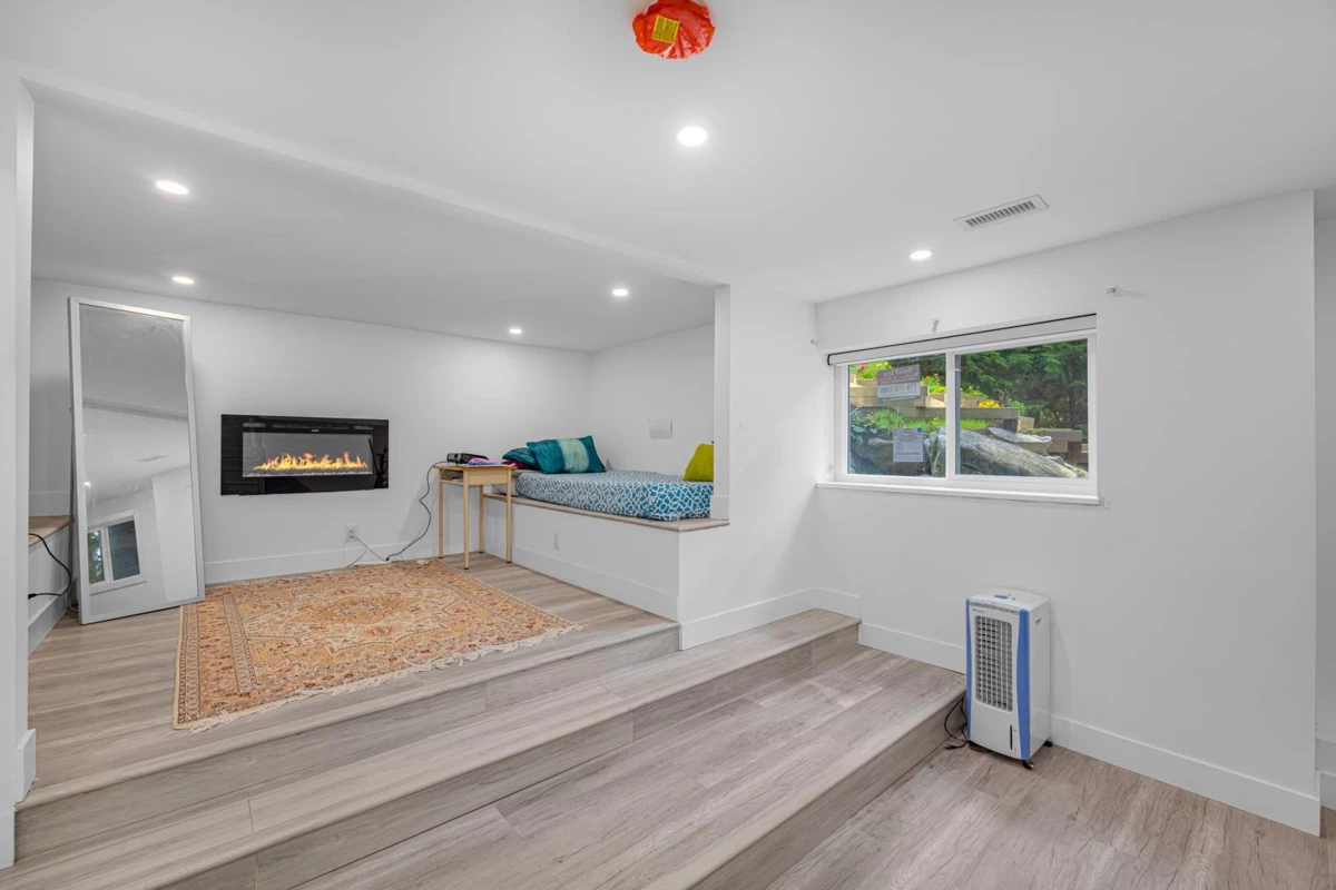 Laundry Room Photo of 4621 Caulfeild Drive, West Vancouver, BC