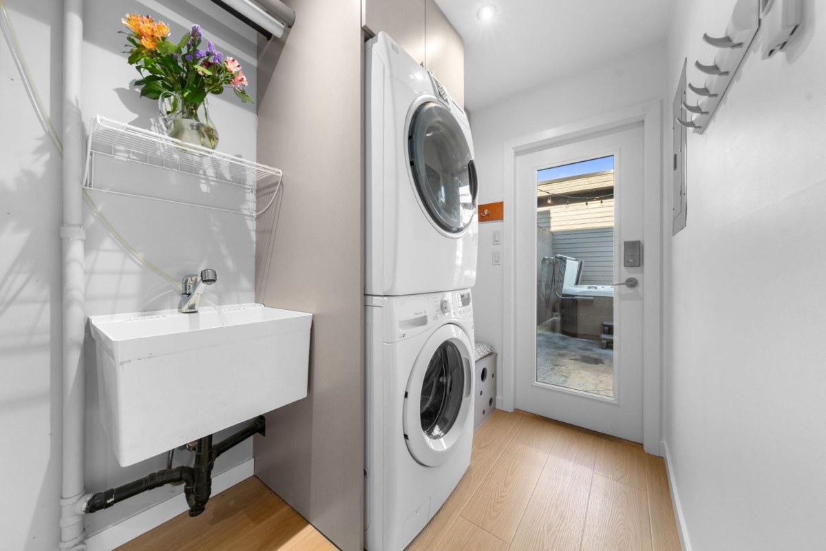 Garden / Landscaping Photo of 256 W 5th Street, North Vancouver, BC