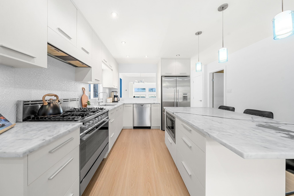 Walk-In Closet Photo of 256 W 5th Street, North Vancouver, BC