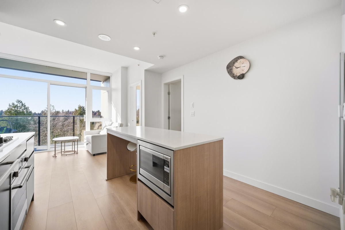 Family Room Photo of 607 13573 98a Avenue, Surrey, BC