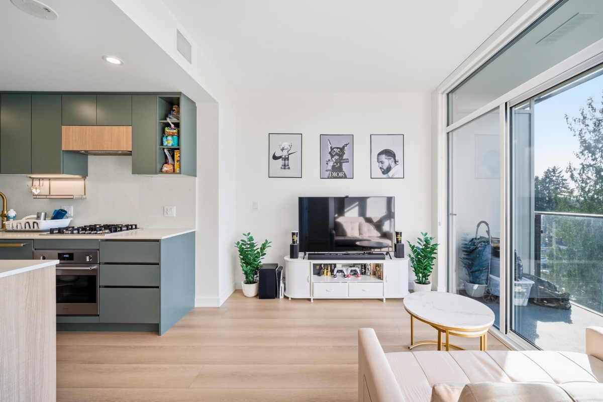 Kitchen Island Photo of 607 13573 98a Avenue, Surrey, BC