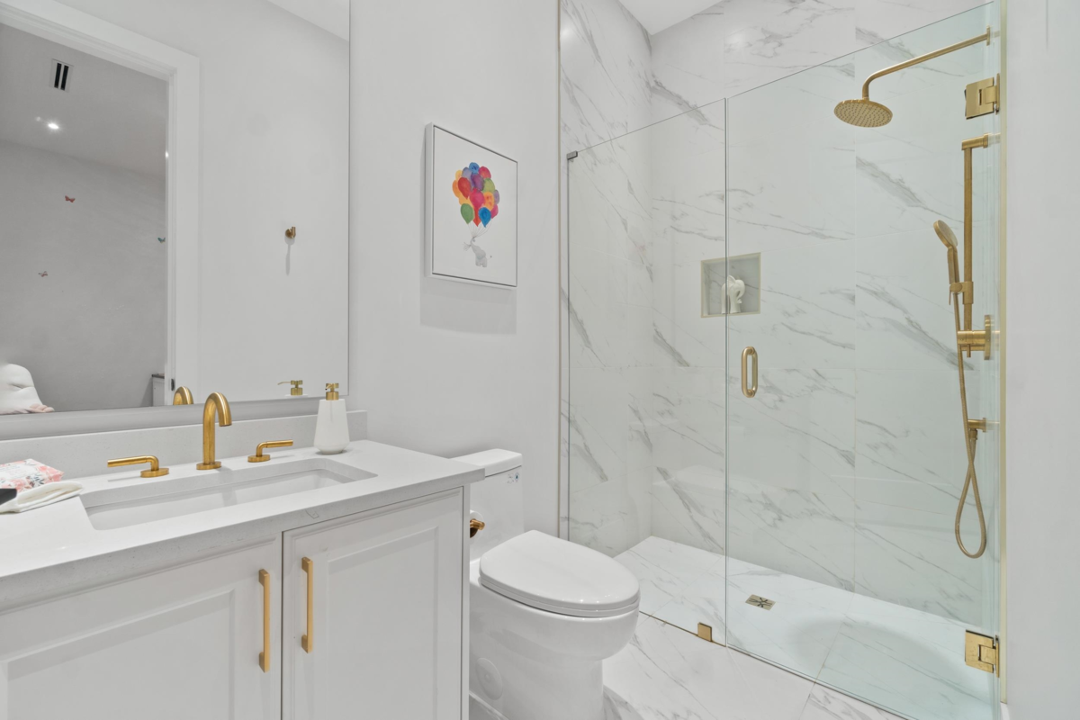 Laundry Room Photo of 12686 25 Avenue, Surrey, BC