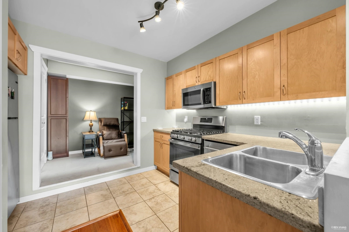 Kitchen Island Photo of 30 638 W 6th Avenue, Vancouver, BC