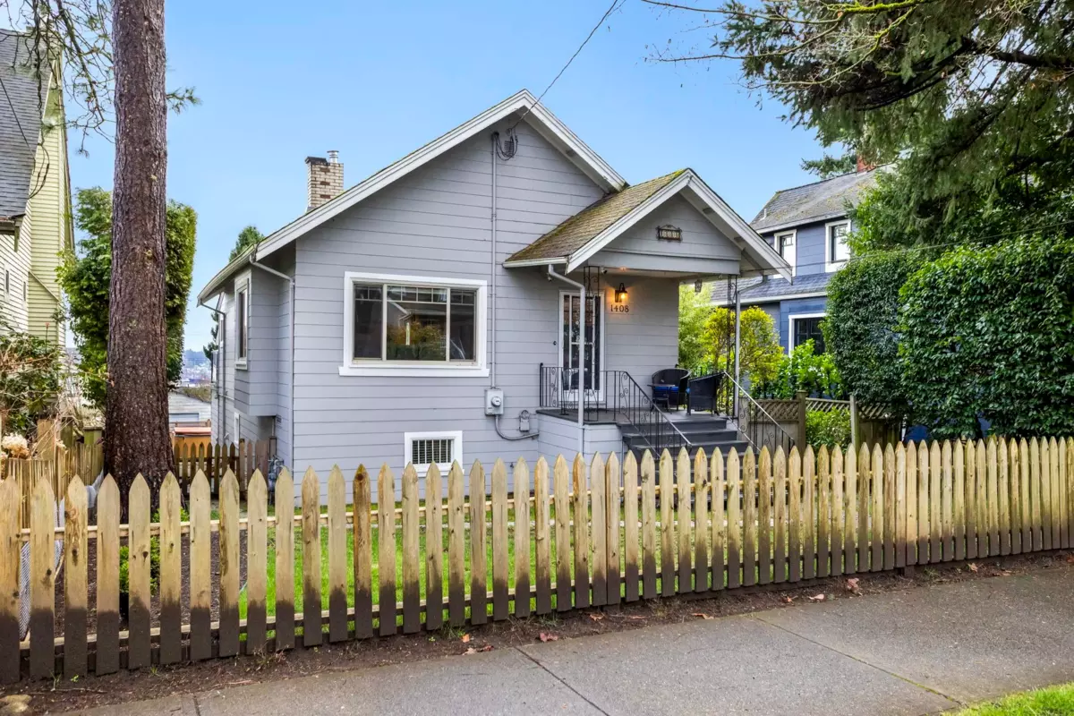 Living Room Photo of 1408 Edinburgh Street, New Westminster, BC