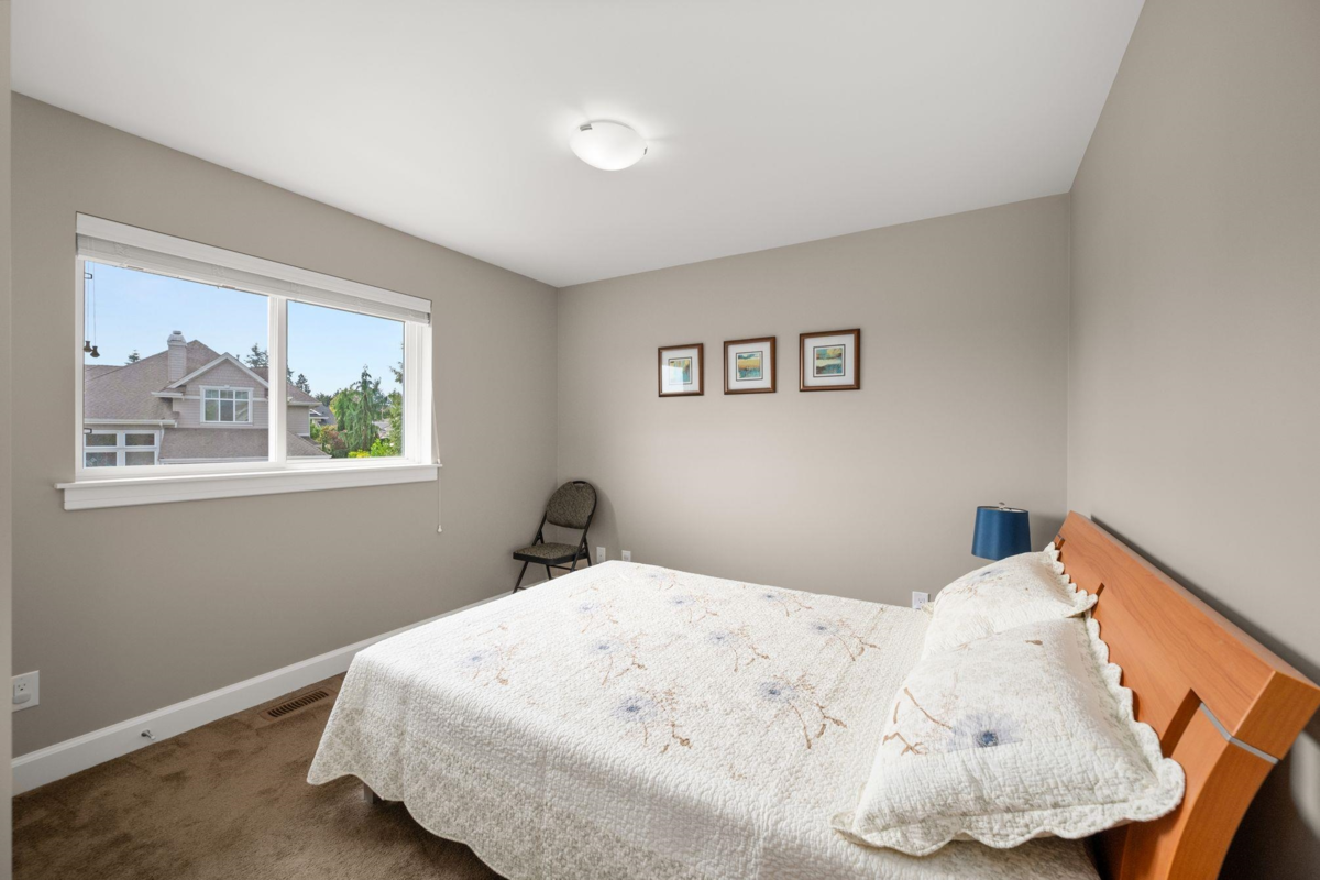 Entry Foyer Photo of 1085 King George Boulevard, Surrey, BC