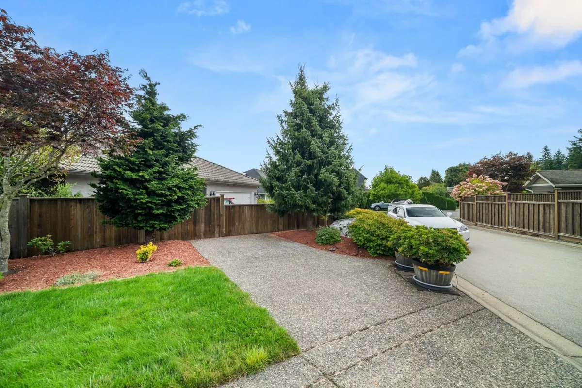 Family Room Photo of 1085 King George Boulevard, Surrey, BC
