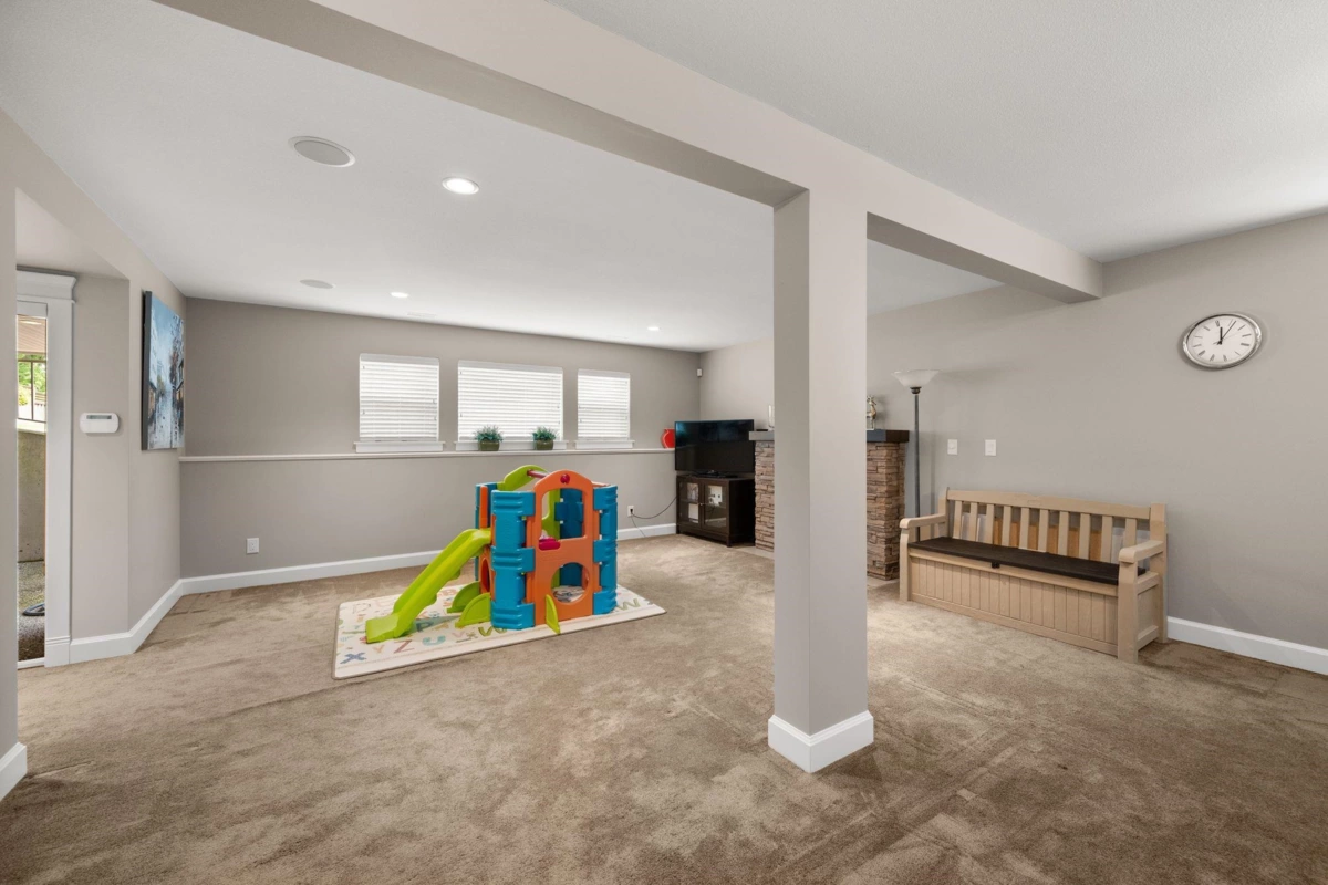 Front Yard Photo of 1085 King George Boulevard, Surrey, BC