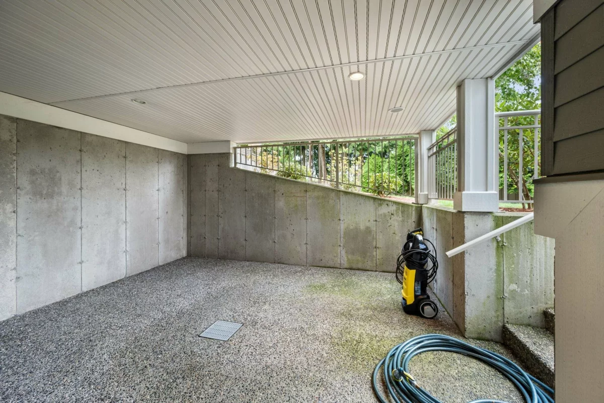 Garden / Landscaping Photo of 1085 King George Boulevard, Surrey, BC
