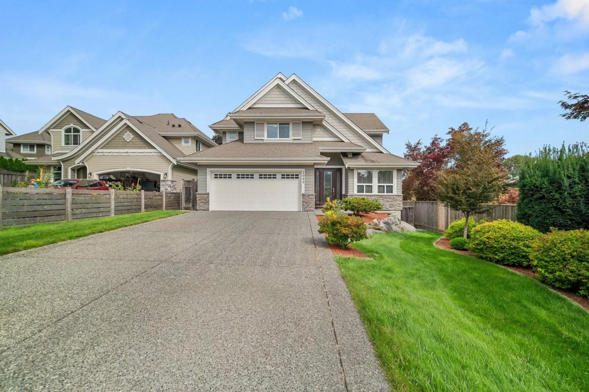 Living Room Photo of 1085 King George Boulevard, Surrey, BC