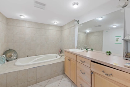 Guest Bathroom Photo of 20624 48 Avenue, Langley, BC