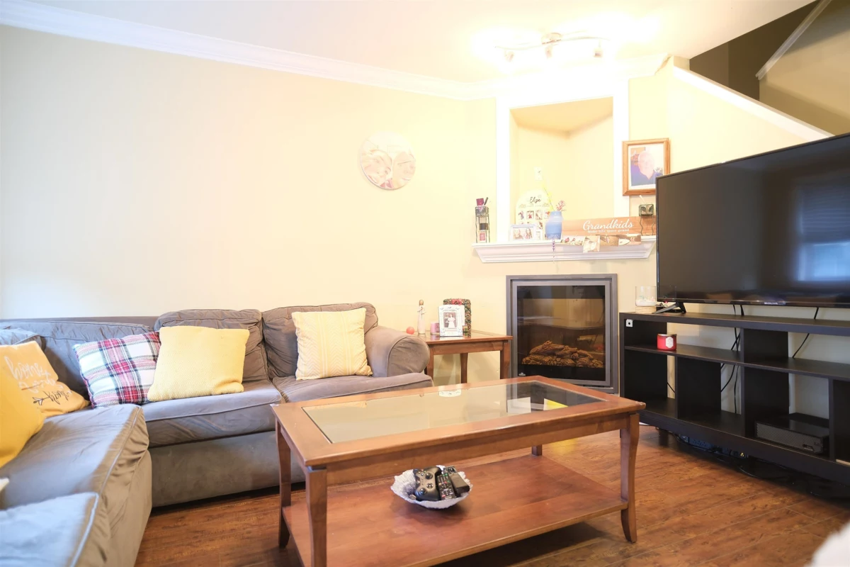 Living Room Photo of 25 22977 116 Avenue, Maple Ridge, BC