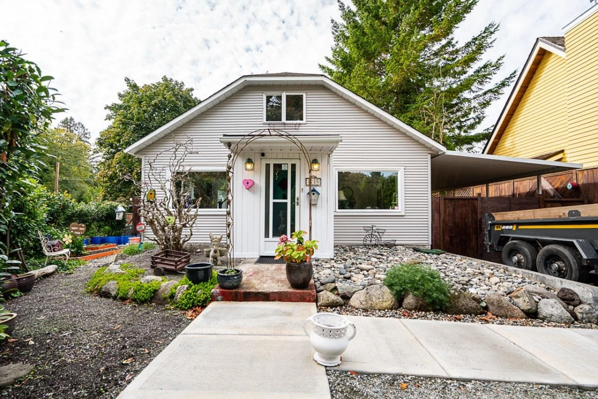 Exterior Rear Photo of 2725 Gordon Avenue, Surrey, BC