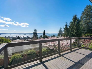Entry Foyer Photo of 2220 Queens Avenue, West Vancouver, BC