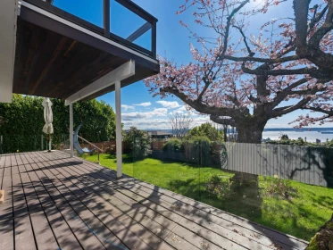 Garden / Landscaping Photo of 2220 Queens Avenue, West Vancouver, BC