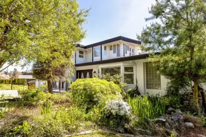 Kitchen Photo of 14220 Malabar Avenue, White Rock, BC