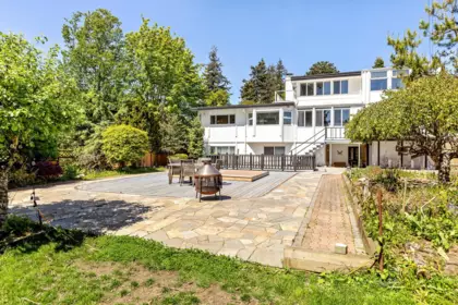 Staircase Photo of 14220 Malabar Avenue, White Rock, BC