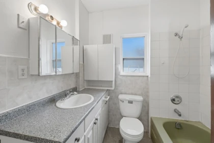 Primary Bathroom Photo of 1016 E 18th Avenue, Vancouver, BC