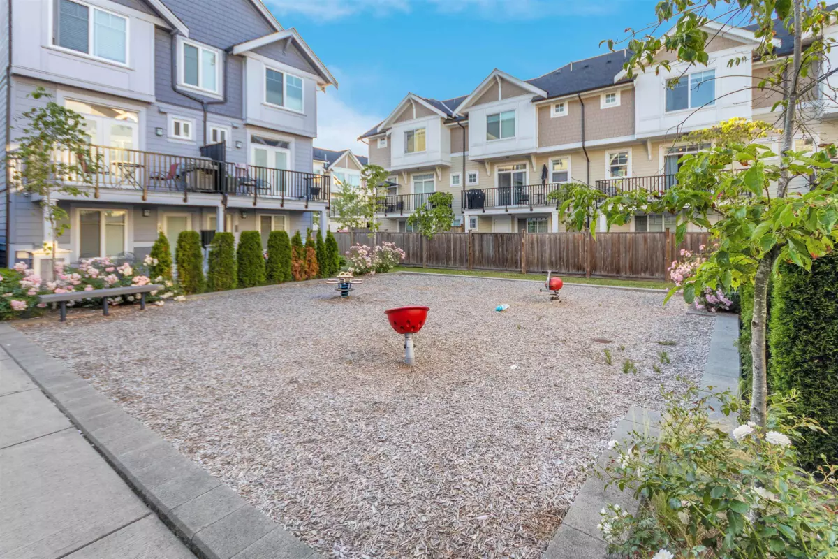 Dining Area Photo of 10 7056 192 Street, Surrey, BC