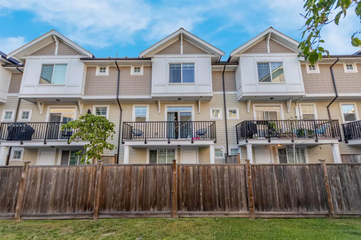 Family Room Photo of 10 7056 192 Street, Surrey, BC