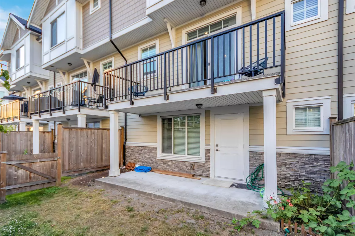Living Room Photo of 10 7056 192 Street, Surrey, BC