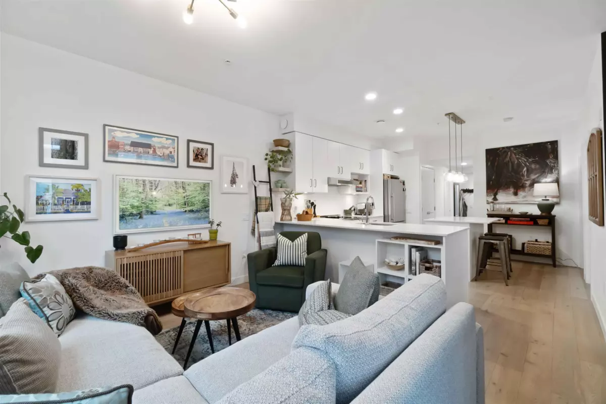 Family Room Photo of 403 2137 Chesterfield Avenue, North Vancouver, BC
