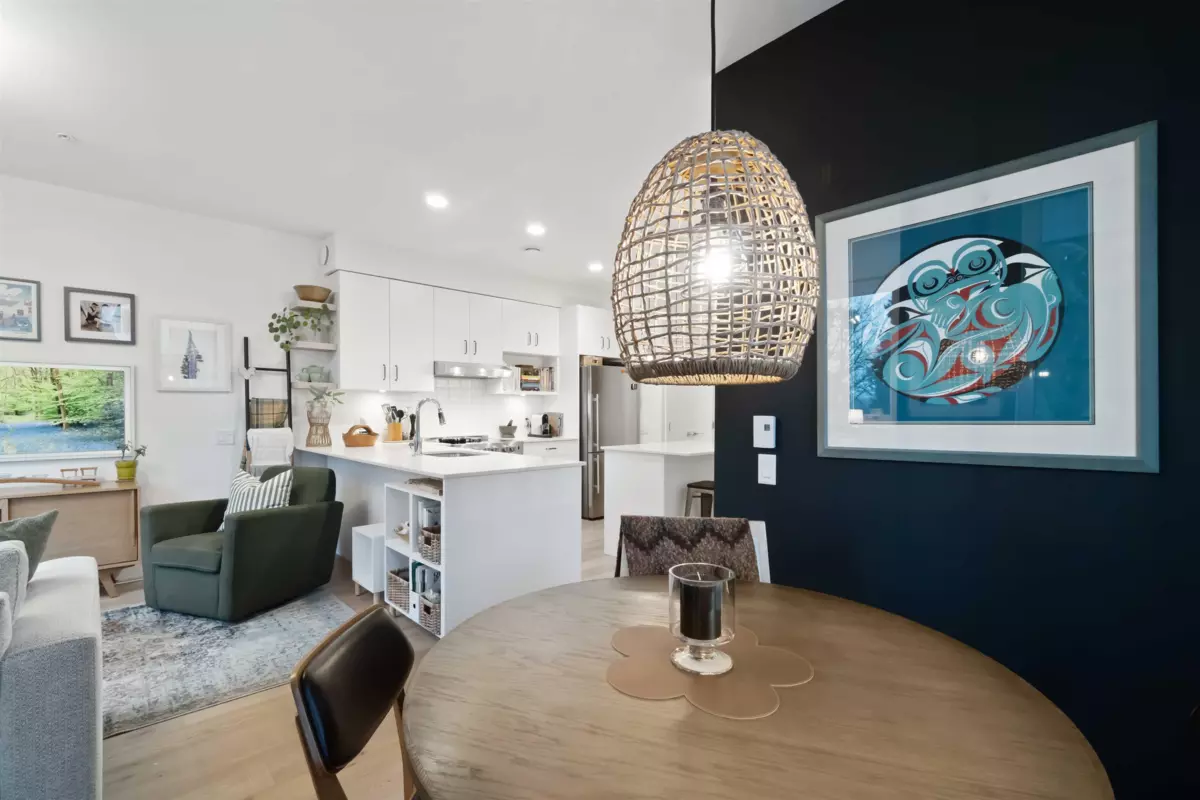 Living Room Photo of 403 2137 Chesterfield Avenue, North Vancouver, BC