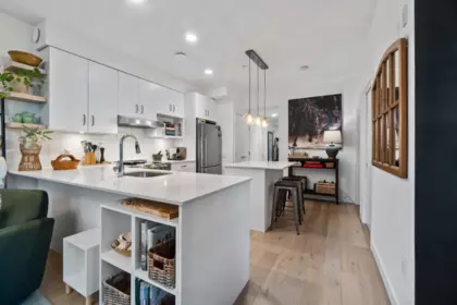 Kitchen Island Photo of 403 2137 Chesterfield Avenue, North Vancouver, BC