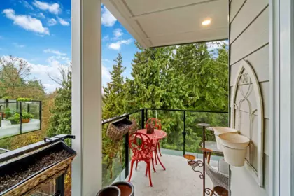 Mudroom Photo of 403 2137 Chesterfield Avenue, North Vancouver, BC