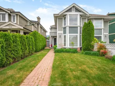 332 E 12th Street, North Vancouver, BC, North Vancouver — Half Duplex for sale