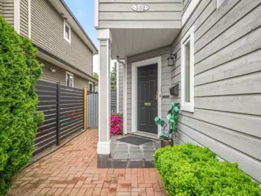 332 E 12th Street, North Vancouver, BC, North Vancouver — Half Duplex for sale