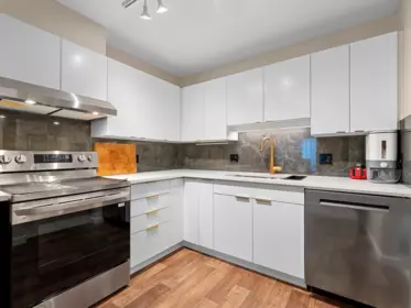 Kitchen Photo of 112 9650 148 Street, Surrey, BC