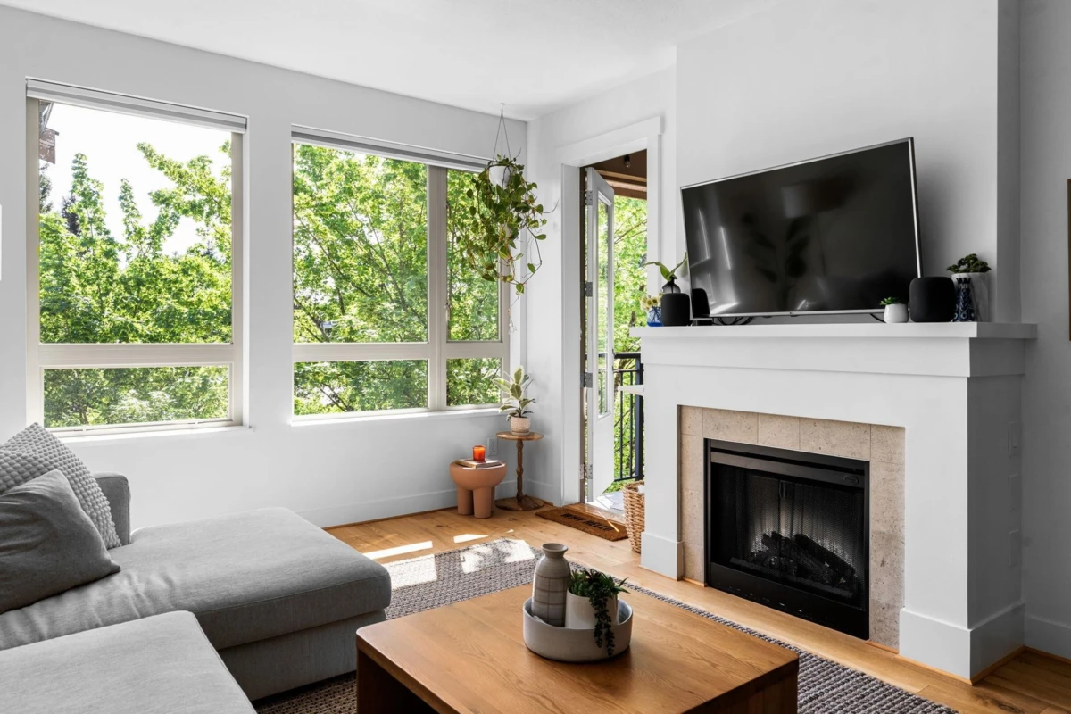 Living Room Photo of 412 2601 Whiteley Court, North Vancouver, BC