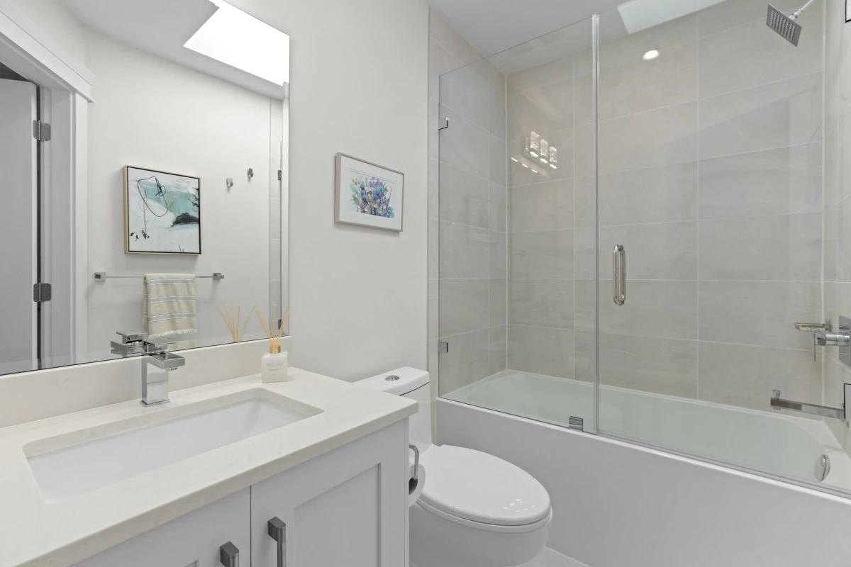 Guest Bathroom Photo of 215 E 22nd Street, North Vancouver, BC